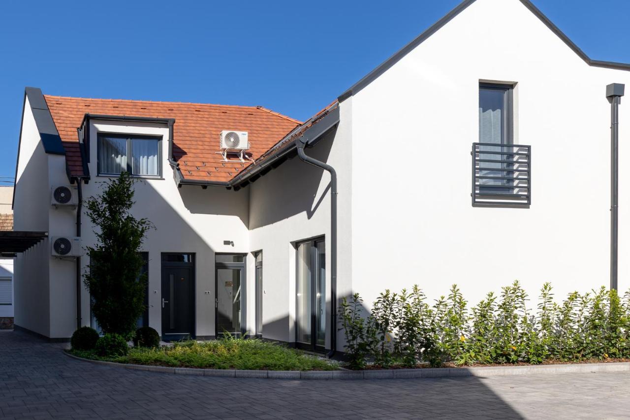 Dotis Apartman Tata Exterior photo