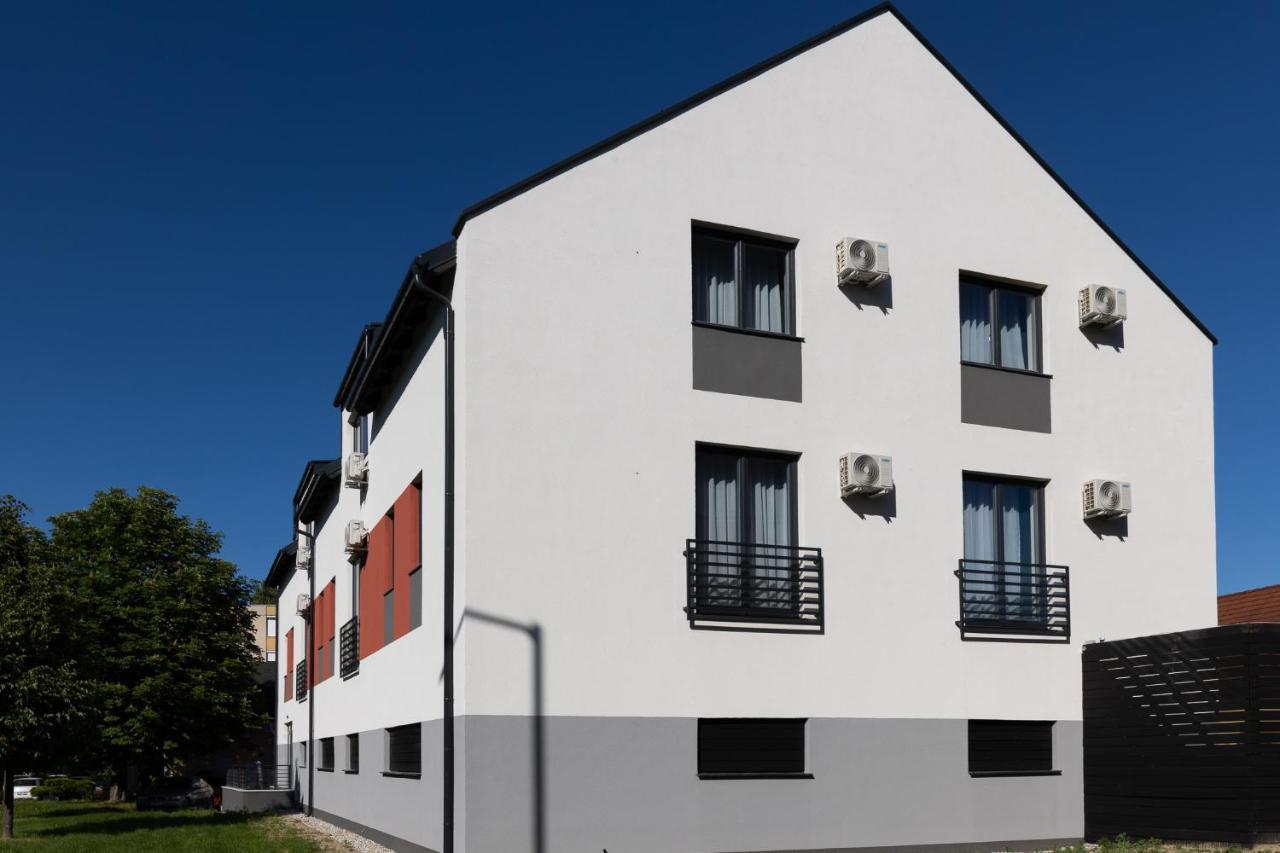 Dotis Apartman Tata Exterior photo